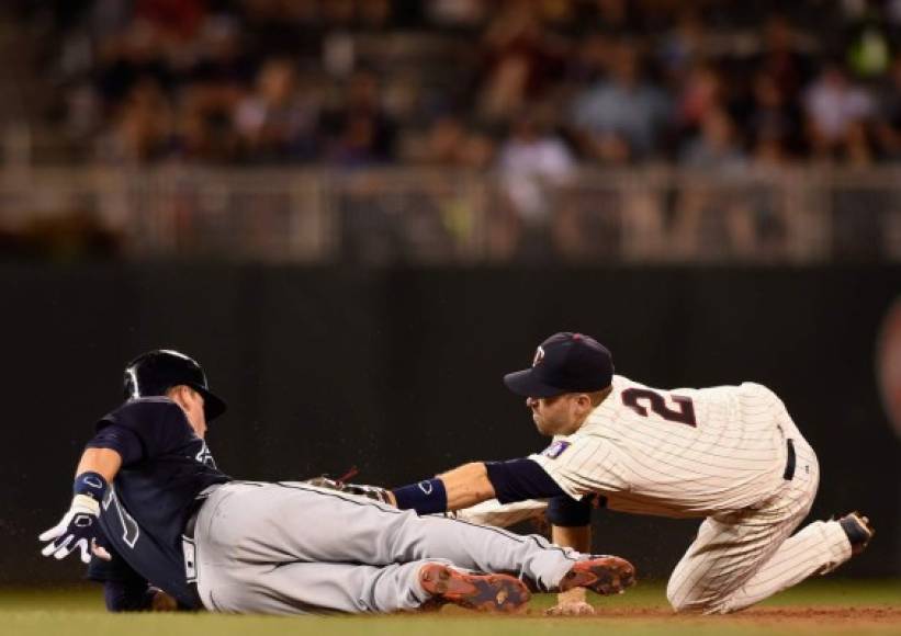 BÉISBOL. Robando base. Gordon Beckham, de los Bravos de Atlanta, se desliza sobre la segunda base buscando hacer un doble ante Brian Dozier, de los Mellizos de Minnesota, durante el juego en el Target Field de Minneapolis, Minnesota. Foto: AFP/Hannah Foslien