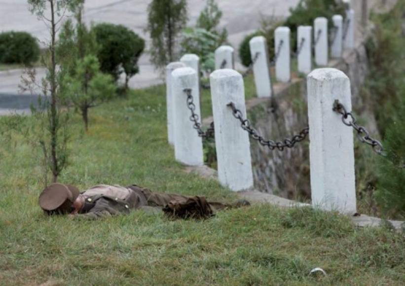 Un soldado toma una siesta en un área verde de Pyonyang.