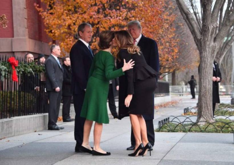 Melania ha lucido atuendos totalmente negros en la última semana, como este conjunto de la firma Elie Saab que usó para su visita al expresidente George Bush hijo y su esposa, Laura.