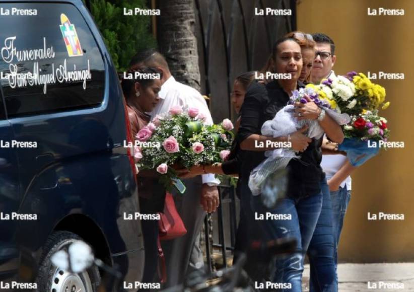 Llanto y gritos de dolor envolvió el ambiente durante el sepelio de la universitaria Karla del Rosario Ramírez Iglesias (de 21 años), quien falleció la mañana del miércoles en el Instituto Hondureño de Seguridad Social.