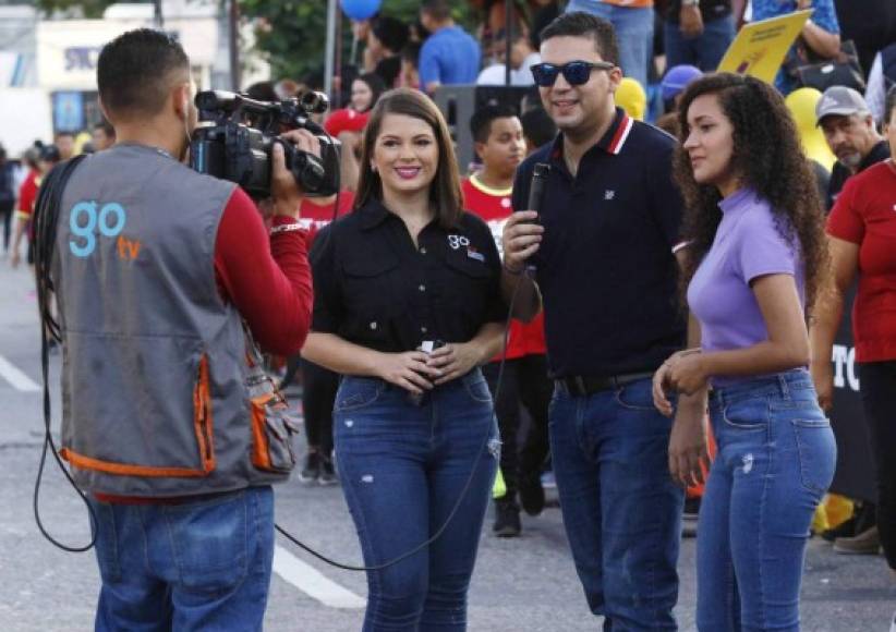 Las hermosas Jaqueline Redondo y Emma Ramos junto al presentador Carlos Vallecillo de Diez TV.