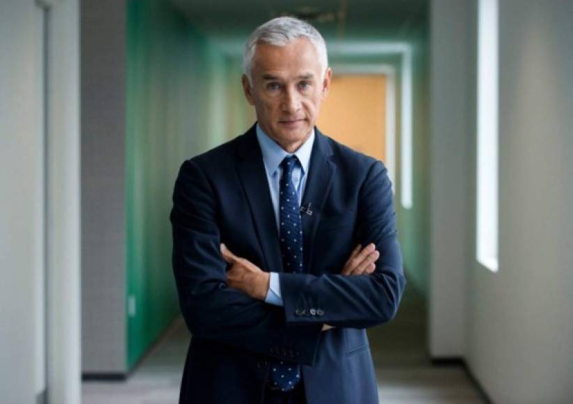 El periodista de Univision Jorge Ramos se encuentra en cuarentena después de tener contacto indirecto con alguien diagnosticado con el coronavirus. Aunque no ha presentado síntomas, ha sido dificil. 'Te despiertas y, como en una película de terror, la amenaza sigue ahí. Ya desapareció cualquier sentido de normalidad. ¿Y ahora qué hago?', escribió Ramos en Twitter el 18 de marzo.