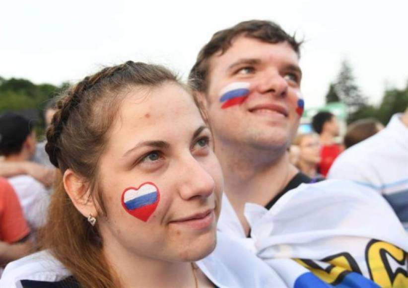 La rusas también apoyaron con su belleza a la selección anfitriona. / Foto EFE