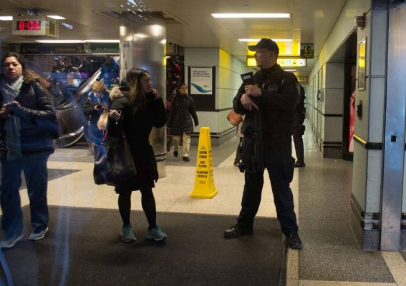 Port Authority Police watch as people evacuate after a reported explosion at the Port Authority Bus Terminal on December 11, 2017 in New York. <br/>New York police said Monday that they were investigating an explosion of 'unknown origin' in busy downtown Manhattan, and that people were being evacuated. Media reports said at least one person had been detained after the blast near the Port Authority transit terminal, close to Times Square.Early media reports said the blast came from a pipe bomb, and that several people were injured.<br/> / AFP PHOTO / Bryan R. Smith