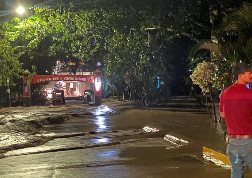 Las fuertes lluvias registrados anoche (sábado 29 de julio) en el occidente de Honduras causaron estragos en diferentes municipios del departamento de Copán. 