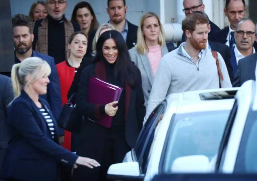 Apenas unas horas antes de que el palacio anunciara que Harry y Meghan a su primer hijo este lunes 15 de octubre, los fanáticos no pudieron dejar de notar el aspecto de la duquesa al aterrizar en Sidney (Australia).<br/><br/>Markle apareció luciendo toda de negro con un gran abrigo cubriéndola y una carpeta de plástico colocadas estratégicamente para cubrir su centro.