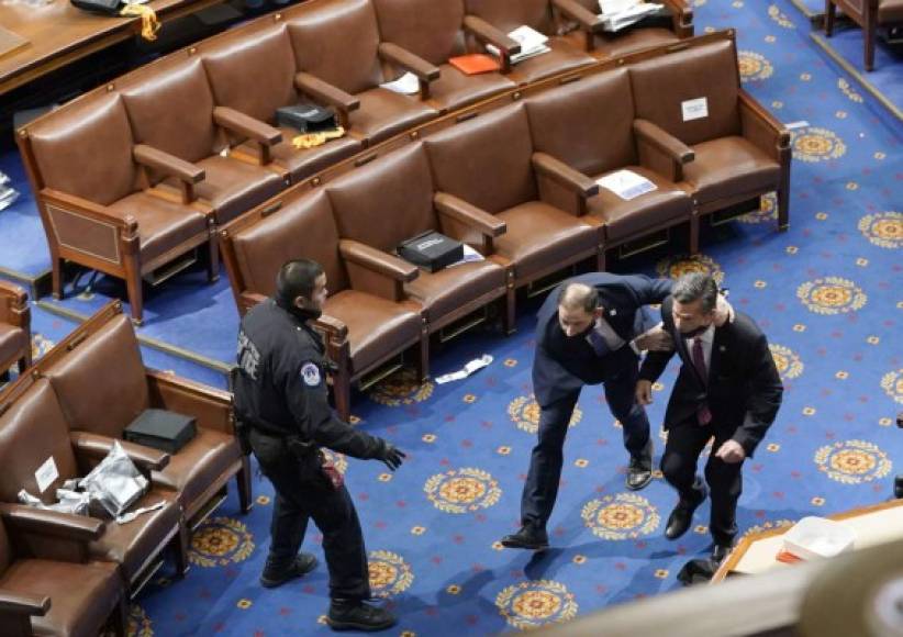 WASHINGTON, DC - JANUARY 06: Members of congress run for cover as protesters try to enter the House Chamber during a joint session of Congress on January 06, 2021 in Washington, DC. Congress held a joint session today to ratify President-elect Joe Biden's 306-232 Electoral College win over President Donald Trump. A group of Republican senators said they would reject the Electoral College votes of several states unless Congress appointed a commission to audit the election results. Drew Angerer/Getty Images/AFP<br/><br/>== FOR NEWSPAPERS, INTERNET, TELCOS & TELEVISION USE ONLY ==<br/><br/>