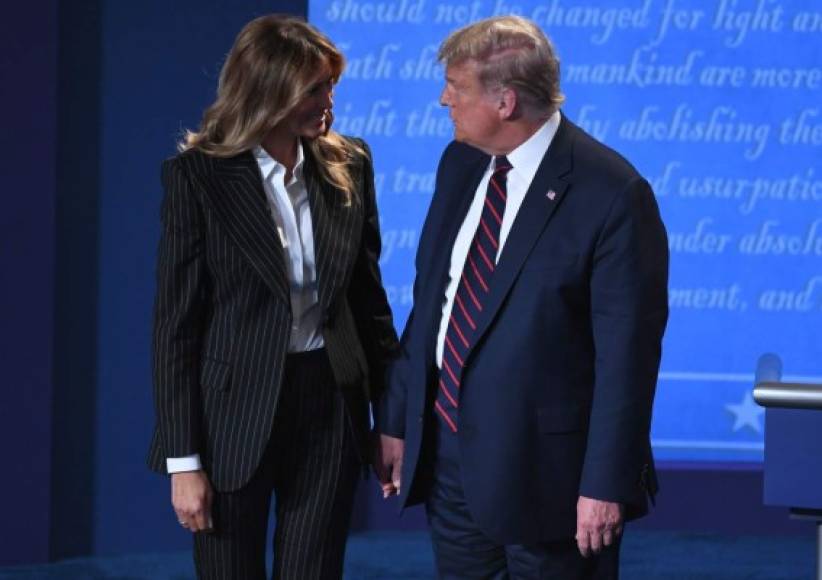Tras finalizar el agrio debate entre Trump y Biden, Melania subió al escenario para acompañar al presidente estadounidense devolviendo la sensación de calma al recinto con su elegante presencia y amplia sonrisa.