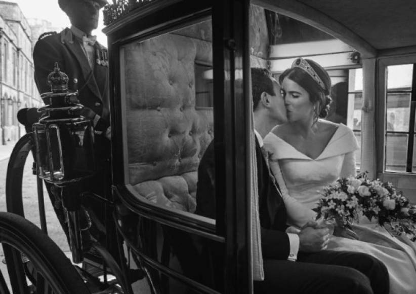 La pareja fue retratada por su fotógrafo oficial: Alex Bramall, publicando cuatro de sus retratos oficiales un día después de su enlace matrimonial, este sábado 13 de octubre.<br/>