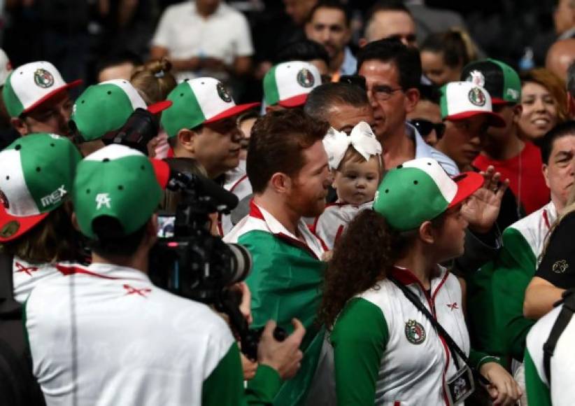 El 'Canelo' Álvarez llegó al pesaje acompañado por su familia. Foto AFP