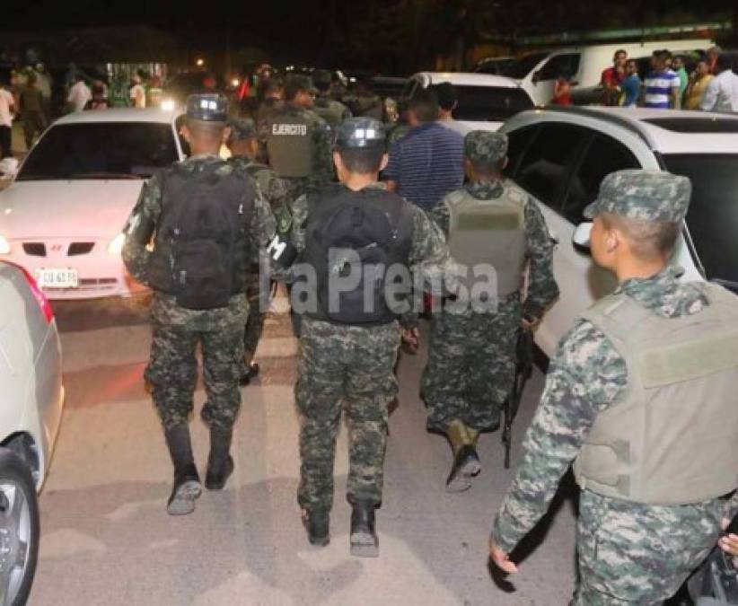 Tras el final del partido, las barras del Marathón y Juticalpa se enfrentaron e inmediatamente tuvo que responder la Policía Militar.