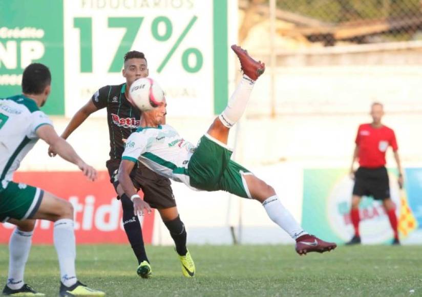 Diego Reyes intentó una chilena en el partido contra el Juticalpa.