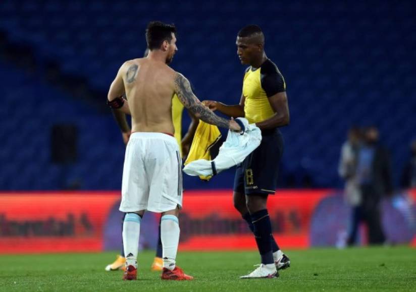 Messi cambió su camiseta con Carlos Gruezo. El mediocampista ecuatoriano se quedó con la 10 de Argentina.