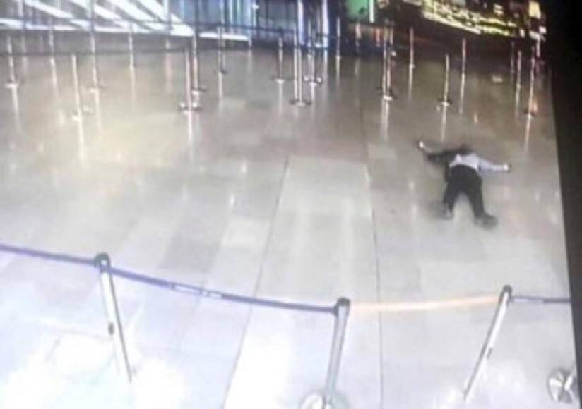 Un hombre bajo los efectos de la drogas fue abatido tras atacar a una policía en el aeropuerto de París.