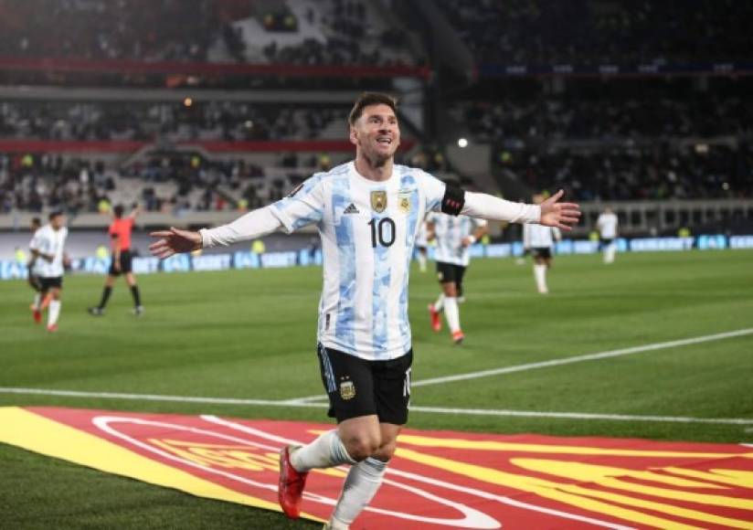 ¡Messi, feliz! Brazos extendidos y esa enorme sonrisa tras marcar su hat-trick.