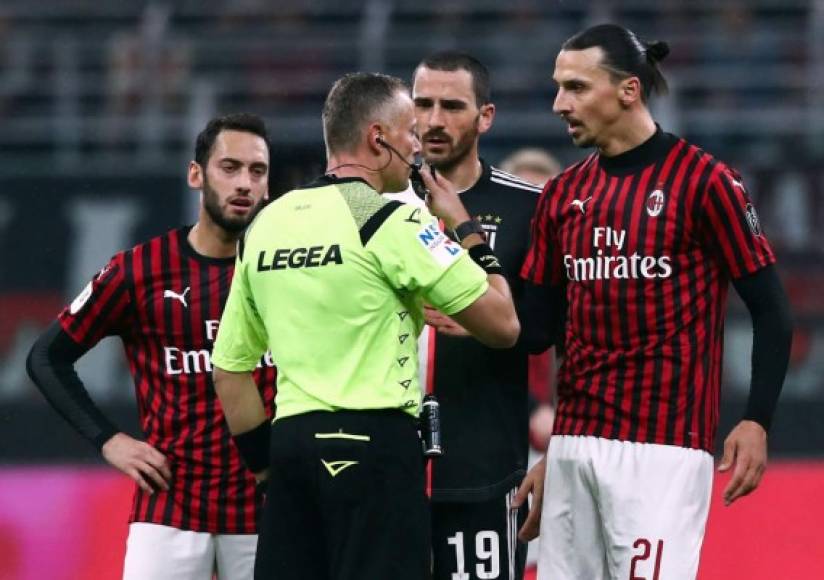 Zlatan Ibrahimovic, enfadado, reclamándole al árbitro del partido. Foto AFP
