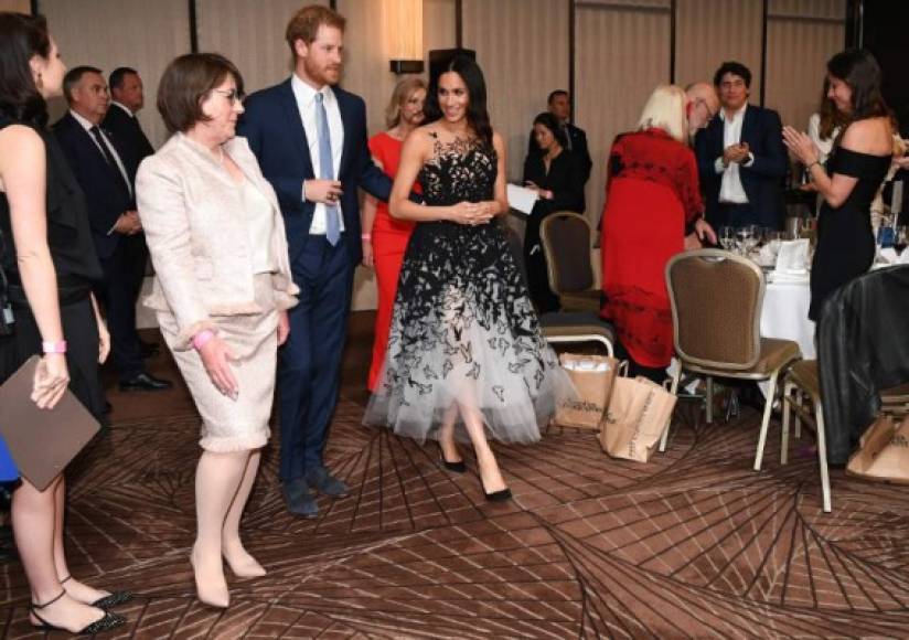 Markle usó un vestido estampado con pájaros de la firma Oscar de la Renta.