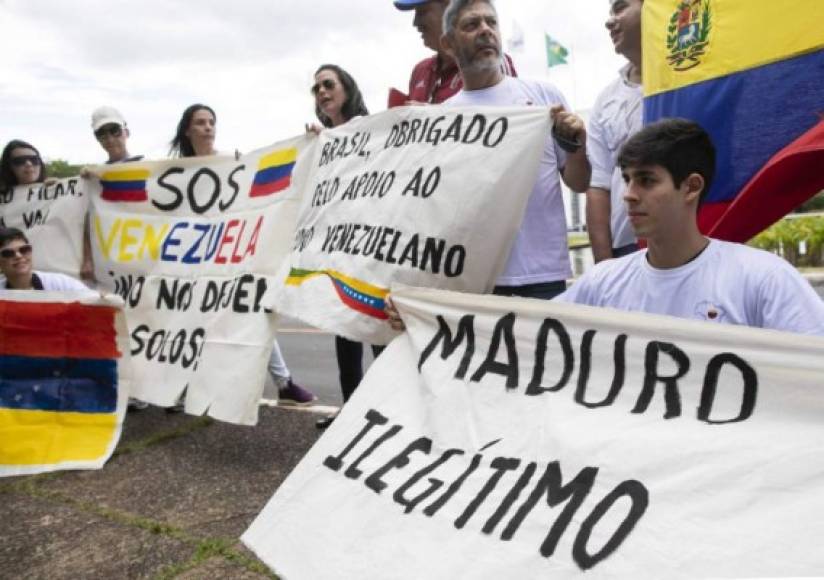 Manifestantes venezolanos protestaron contra el mandatario 'ilegítimo'.