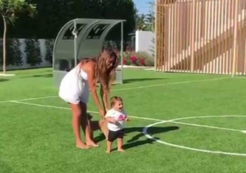 Messi mandó a elaborar una cancha en su vivienda para que sus hijos disfruten del fútbol.