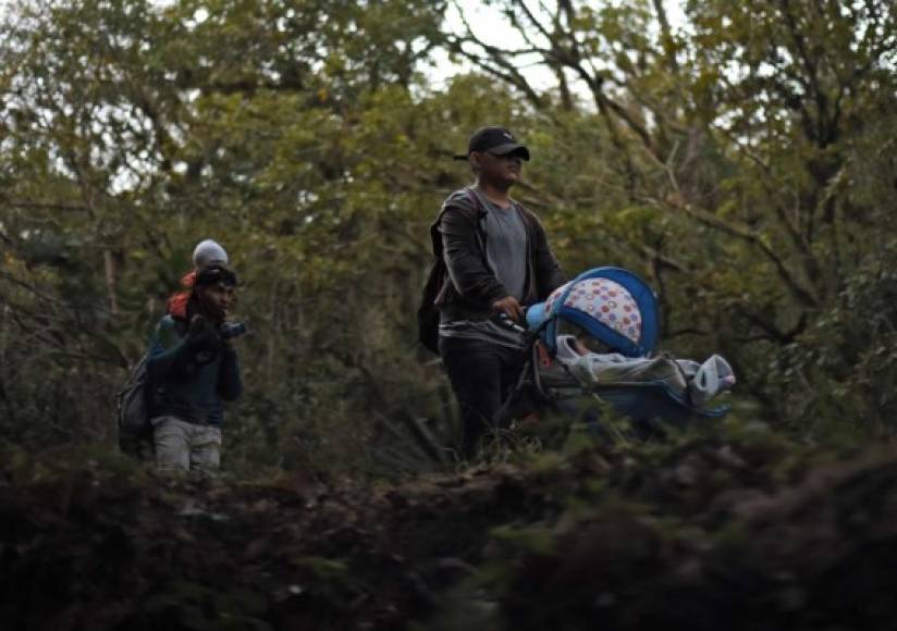 Hasta antes de la primera caravana de inmigrantes hondureños, la de 2018, a diario un promedio de 150 personas abandonaban el país con destino a EEUU, alegando no tener trabajo y por la inseguridad, y en menor grado por un reencuentro familiar y la buena paga salarial que hay en el país norteamericano.<br/>