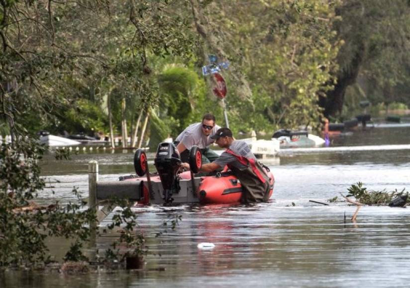 Algunos vecindarios, como el Bonita Springs, quedaron inundados tras el paso de la potente tormenta.