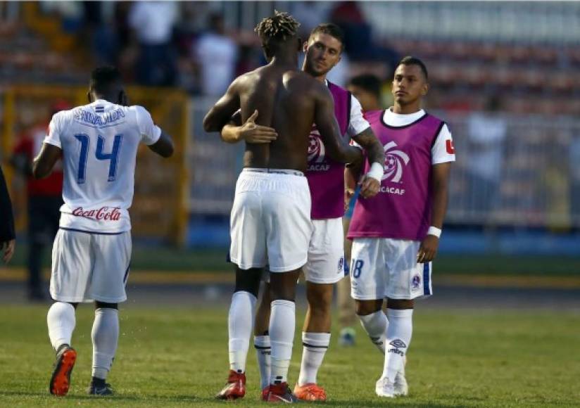 Los jugadores del Olimpia celebrando la victoria al final del partido.