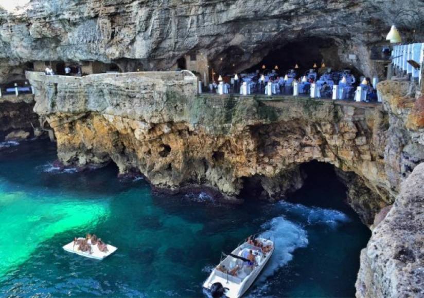 Grotta Palazzese.Este extraordinario restaurante se encuentra en el interior de una cueva,en la antigua ciudad de Polignano a Mare, al sur de Italia. Foto: sacalamaleta.com