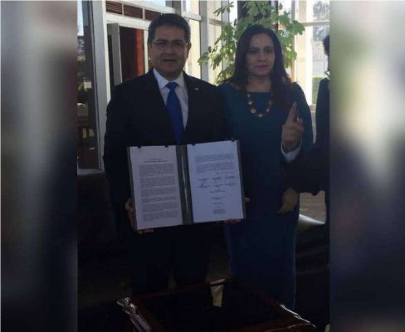 En su cuenta en Twitter el mandatario hondureño Juan Orlando Hernández posteó: 'Estamos a punto de escribir una nueva página en la historia de la gran relación que nos ha unido con México. Este será el primer documento que firmará como Presidente de México, Andrés Manuel @lopezobrador_ para seguir uniendo esfuerzos con el Triángulo de la Prosperidad de CA'.<br/>