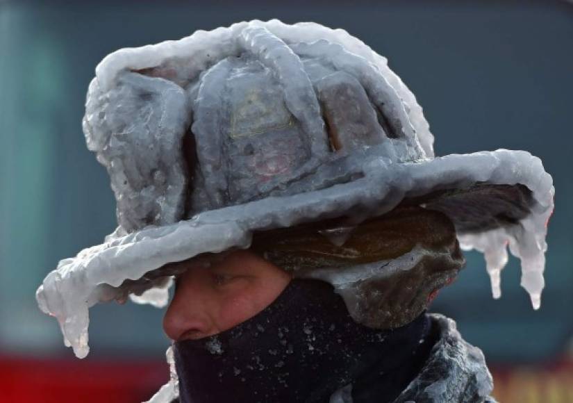 El casco de un bombero en Boston se congeló por las temperaturas extremas que imperan en la costa Este. Foto: Boston Herald.
