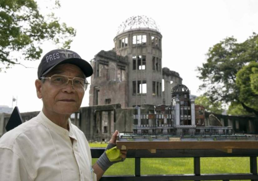 Un sobreviviente posa frente al monumento memorial más conocido de Hiroshima.