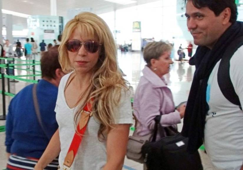 Shakira llegó a Barranquilla, procedente de Miami. En el aeropuerto de la ciudad estadounidense la cantante se dejó ver sin maquillaje y atendió amablemente a los periodistas, asegurando que se encontraba 'muy feliz' por volver a su tierra y reencontrarse con su gran amigo Carlos Vives.