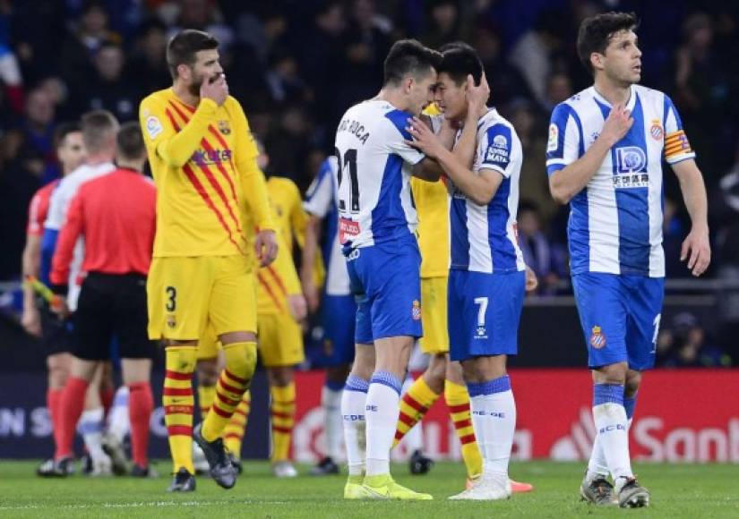 Los jugadores del Espanyol festejaron el empate al final del partido, mientras los del Barcelona se lamentaron.