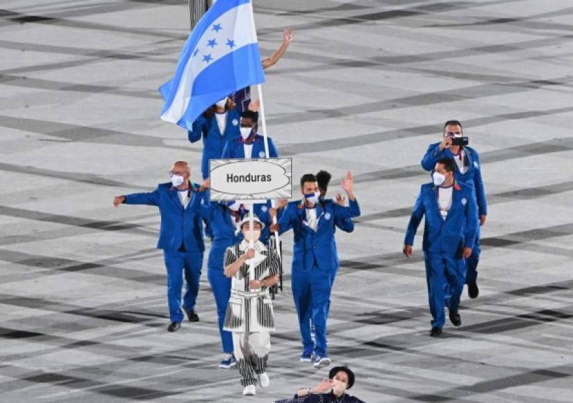La delegación de Honduras con la bandera bien en alto durante el desfile de los deportistas de todos los países.