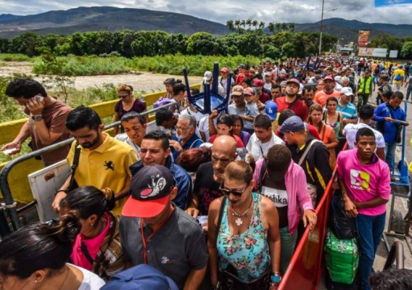 Nerviosos y temerosos de que falte la comida y estalle la violencia, miles de venezolanos cruzaron la frontera con Colombia huyendo del caos desatado en su país en la previa de la elección de una Asamblea Constituyente propuesta por el presidente Nicolás Maduro.