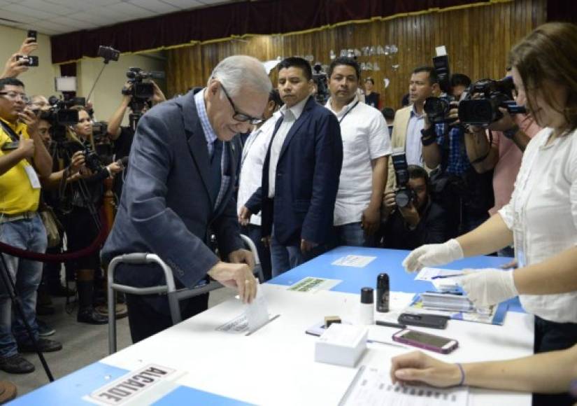 El presidente de Guatemala, Alejandro Maldonado, llegó apoyado en un andador a emitir su voto. El mandatario fue operado de la rodilla recientemente.