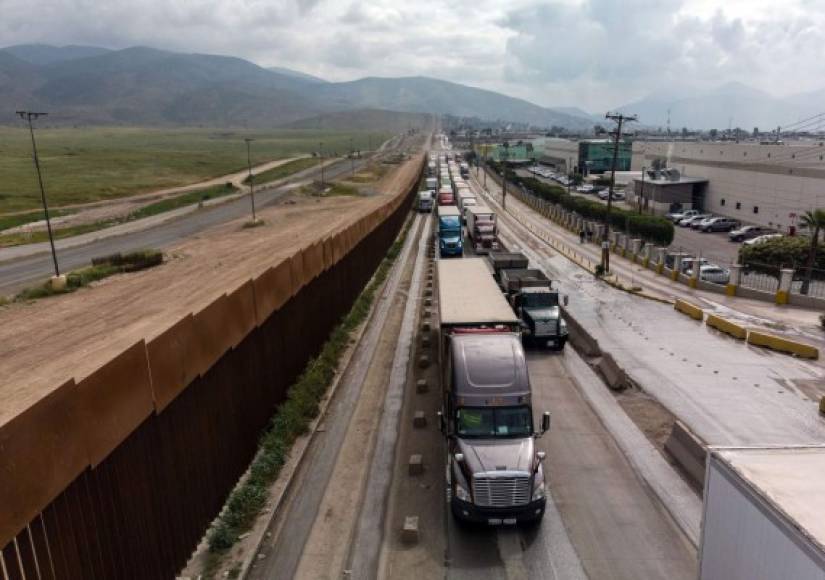 México es el tercer socio comercial de EEUU, con un intercambio valorado en más de 615,000 millones de dólares en 2017, y muchos negocios de ambos países dependen del intercambio fronterizo para fabricar sus productos, entre ellos los automóviles.