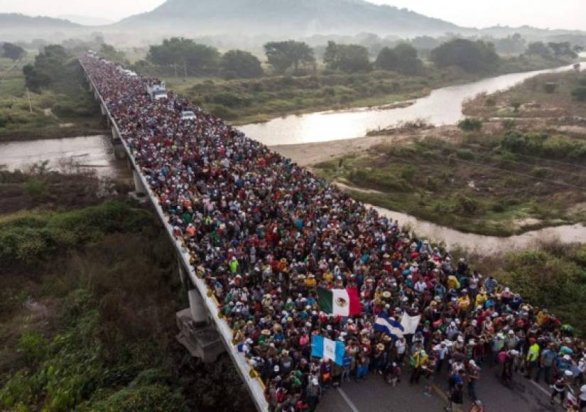 -- AFP PICTURES OF THE YEAR 2018 --<br/><br/>Aerial view of Honduran migrants heading in a caravan to the US, as the leave Arriaga on their way to San Pedro Tapanatepec, in southern Mexico on October 27, 2018. - Mexico on Friday announced it will offer Central American migrants medical care, education for their children and access to temporary jobs as long as they stay in two southern states. (Photo by Guillermo Arias / AFP)
