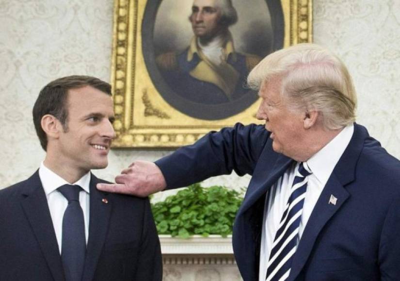 Más recientemente, cuando Macron visitó Washington, las cámaras captaron al estadounidense sacudiéndole la caspa de los hombros al francés, en un extraño intento de mostrar la buena existencia que existe entre los dos.