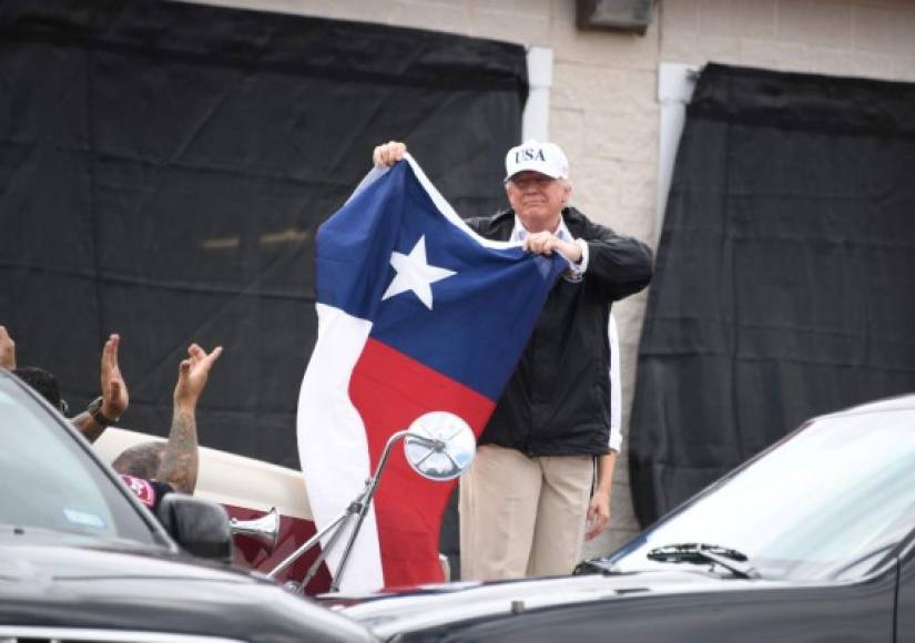 Trump ondeó una bandera de Texas durante su recorrido por una de las zonas de desastre.