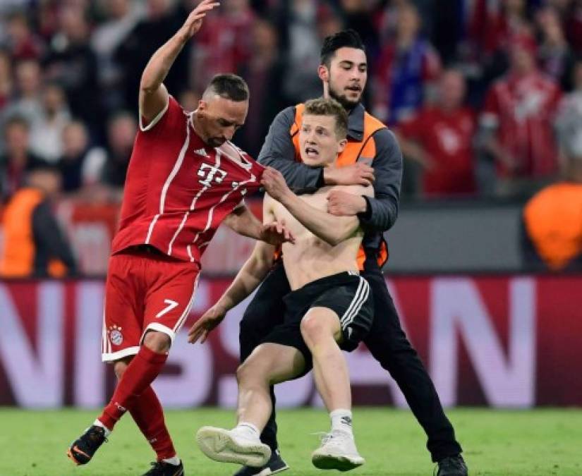 Tras el final del partido, hubo un momento de tensión luego de que algunos aficionados saltaron al césped del Allianz Arena para ir directo donde los jugadores.