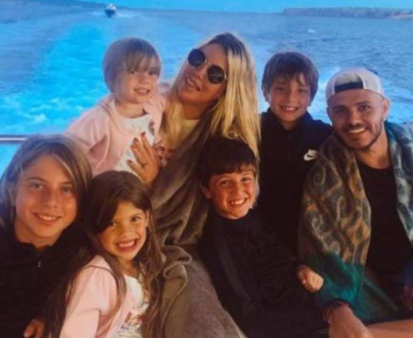 La ONG de italia Codacons denunció a la modelo Wanda Nara por supuesta 'violencia hacia los menores' por una foto que se difundió donde uno de sus hijos le saca una foto a ella en un yate durante las últimas vacaciones en Ibiza.