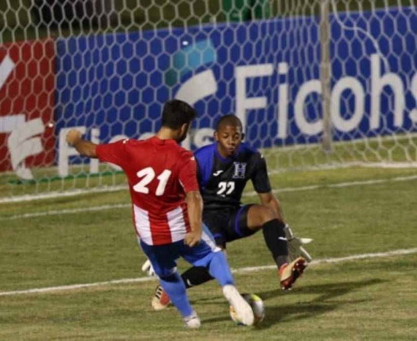 Luis 'Buba' López tuvo poco trabajo en el partido, pero en este mano a mano salvó a Honduras.