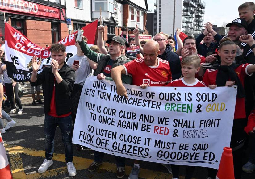 Aficionados del Manchester United protestaron previo al partido en una marcha contra los propietarios del club, los Glazer.