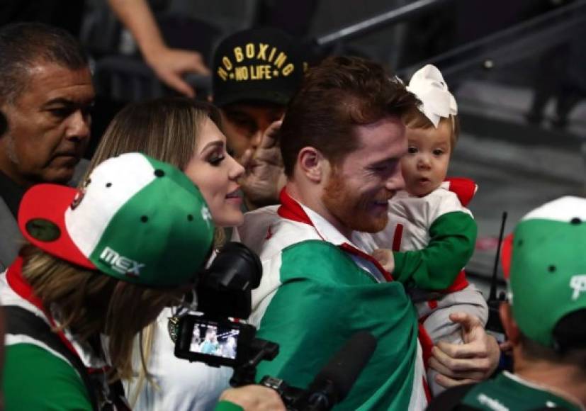 Los colores de México arroparon la llegada del boxeador Saúl 'Canelo' Álvarez. Foto AFP