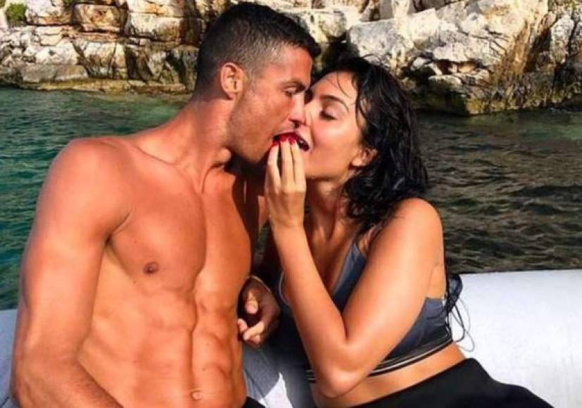 Georgina Rodríguez ha publicado una imagen en su cuenta de Instagram en la que aparece compartiendo un bocado con Cristiano Ronaldo a bordo de una lancha con el que están navegando por aguas griegas.