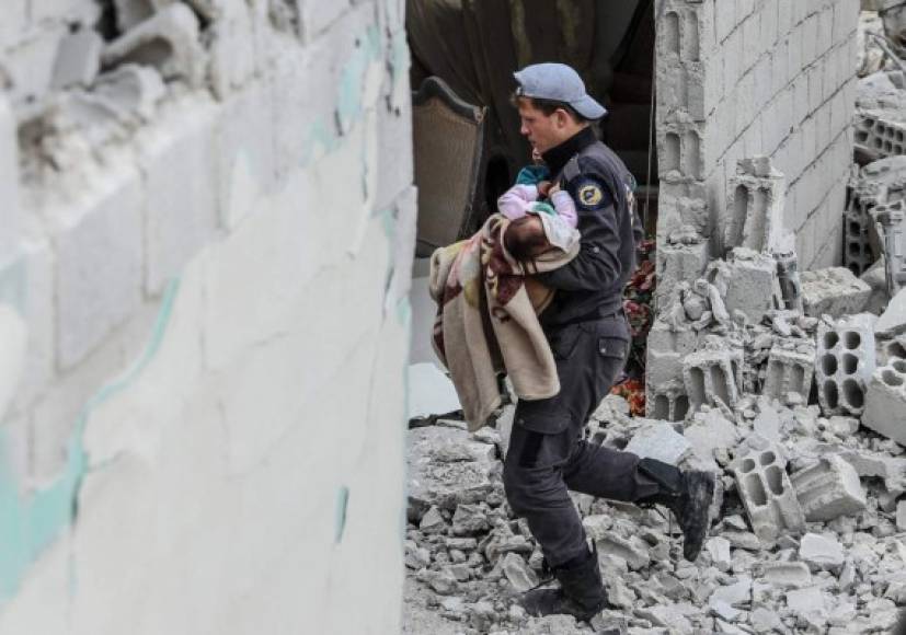 El régimen de Assad lleva a cabo desde el domingo una campaña de bombardeos contra este enclave que asedia desde 2013 provocando la muerte de al menos 335 civiles, entre ellos decenas de niños.