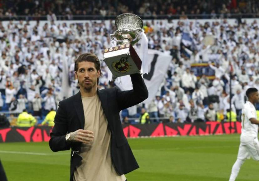 Sergio Ramos ofreció a la afición madridista la Supercopa de España ganada en los penaltis al Atlético de Madrid, en Yeda (Arabia Saudí).
