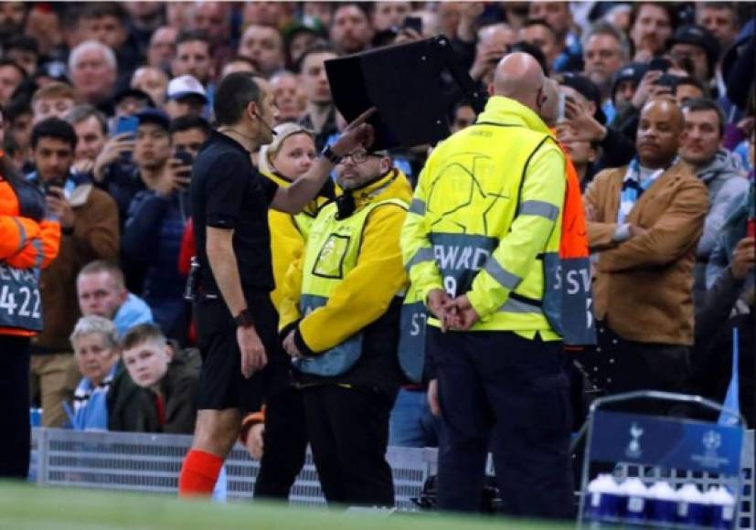 El árbitro turco Cuneyt Cakır recurrió al VAR para luego anular el gol de Raheem Sterling por fuera de juego.