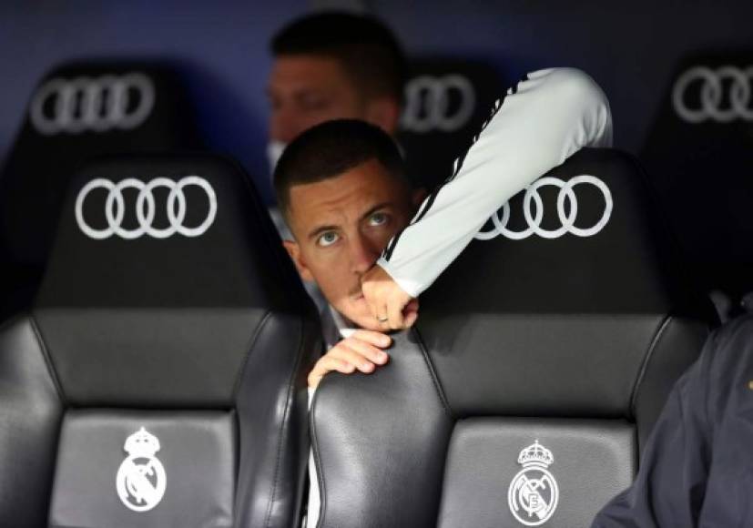 Eden Hazard empezó el partido en el banco de suplentes en el Bernabéu.