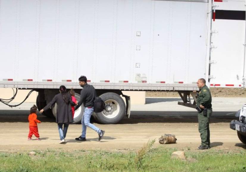 La familia fue inmediatamente interceptada por agentes de la Patrulla Fronteriza que resguardan la zona, y que no pudieron impedir que saltaran la valla que el mandatario pretende sustituir por un 'gigantesco muro'.